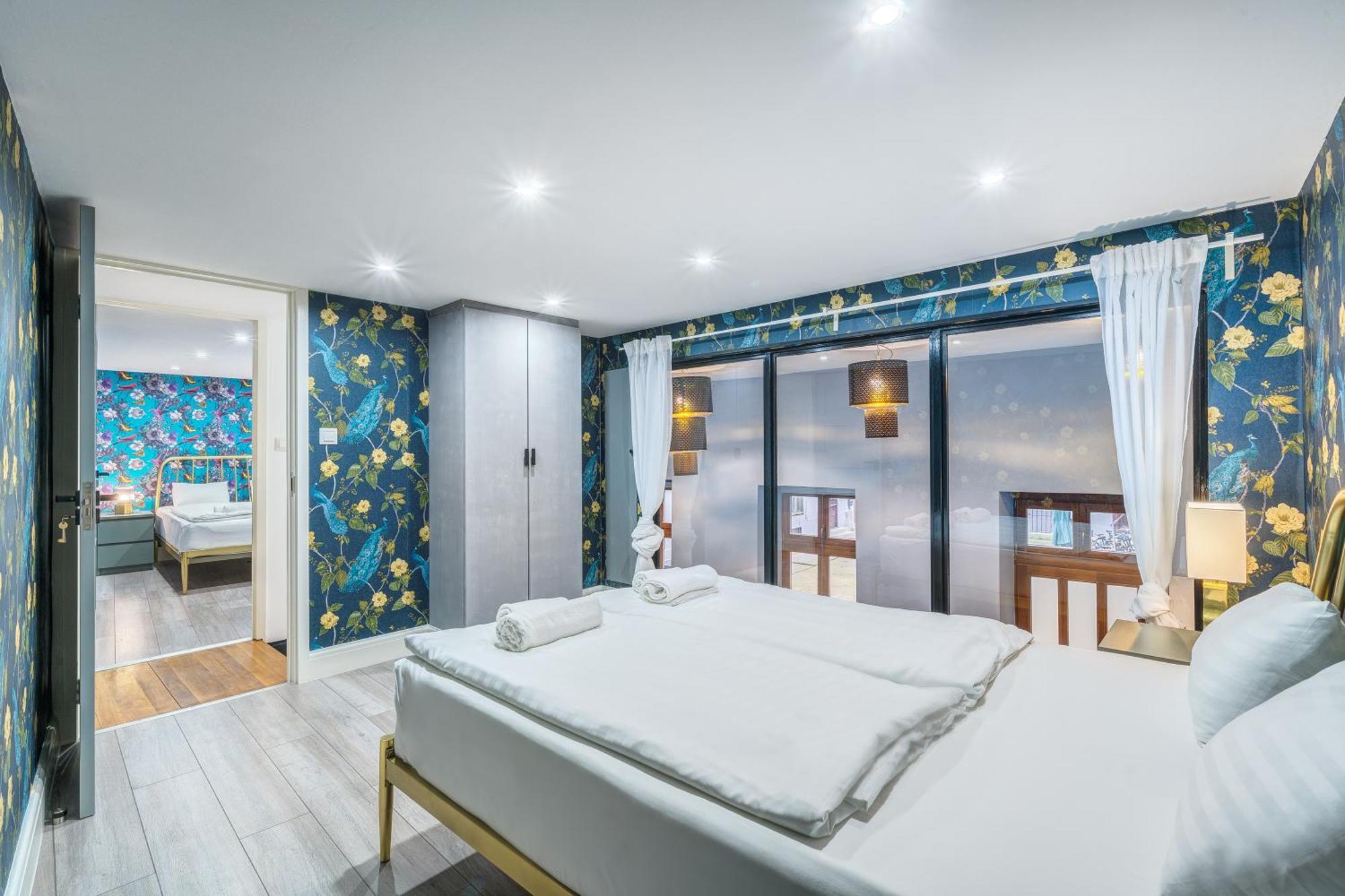 Azure Oasis In The Heart Of The City ブダペスト エクステリア 写真