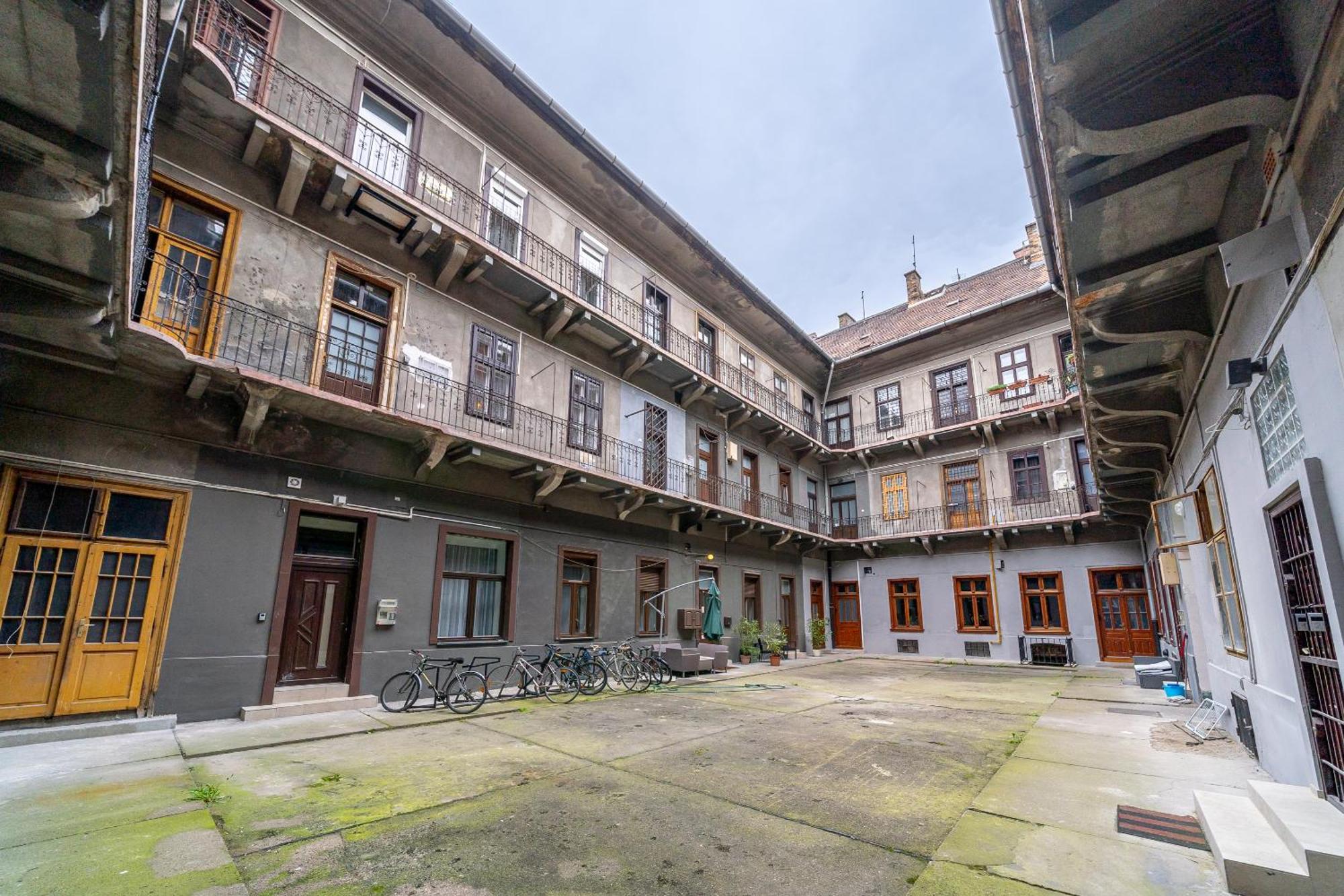 Azure Oasis In The Heart Of The City ブダペスト エクステリア 写真